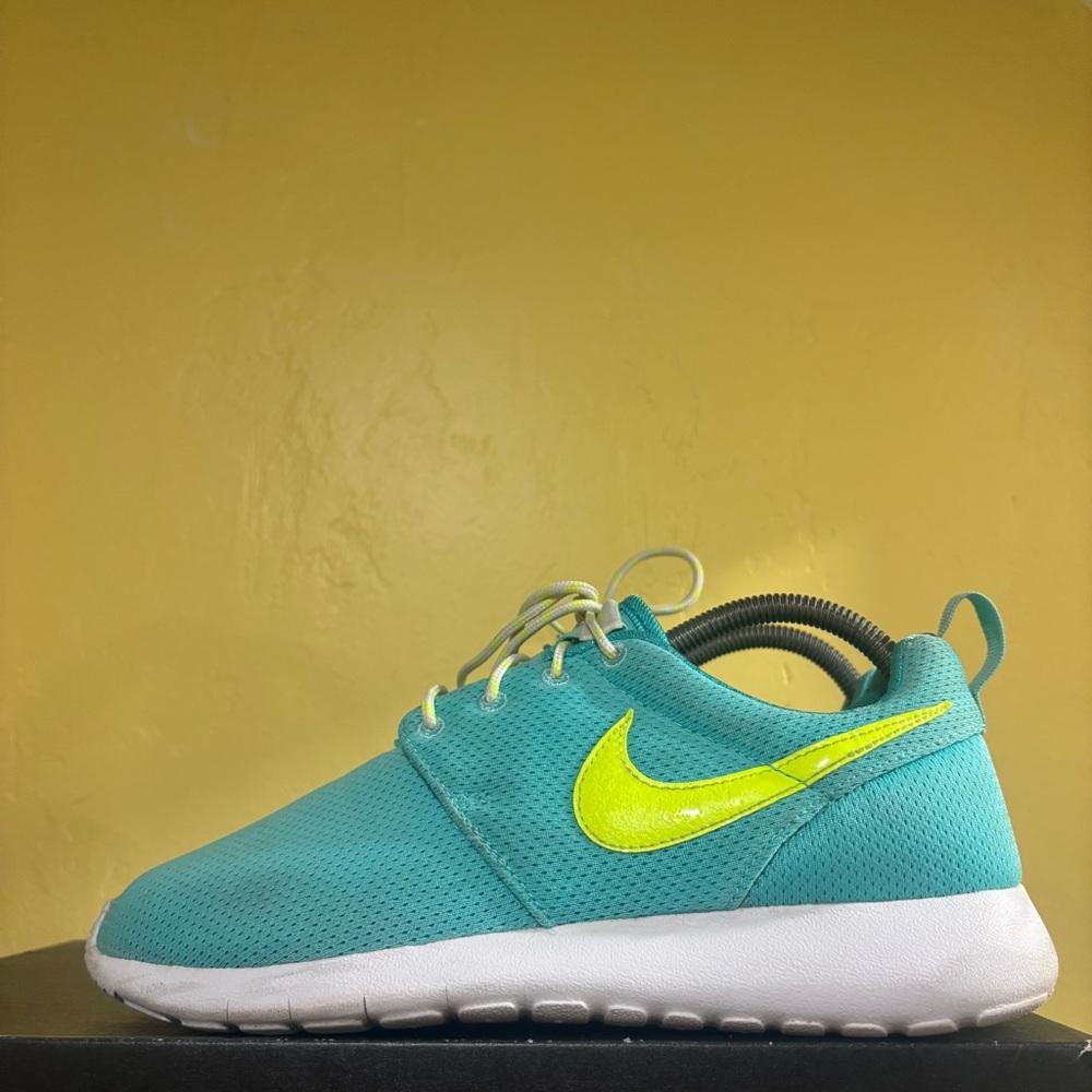 Nike Roshe One 'Green Yellow White' 599729-302 Youth Sneakers Size 6.5Y